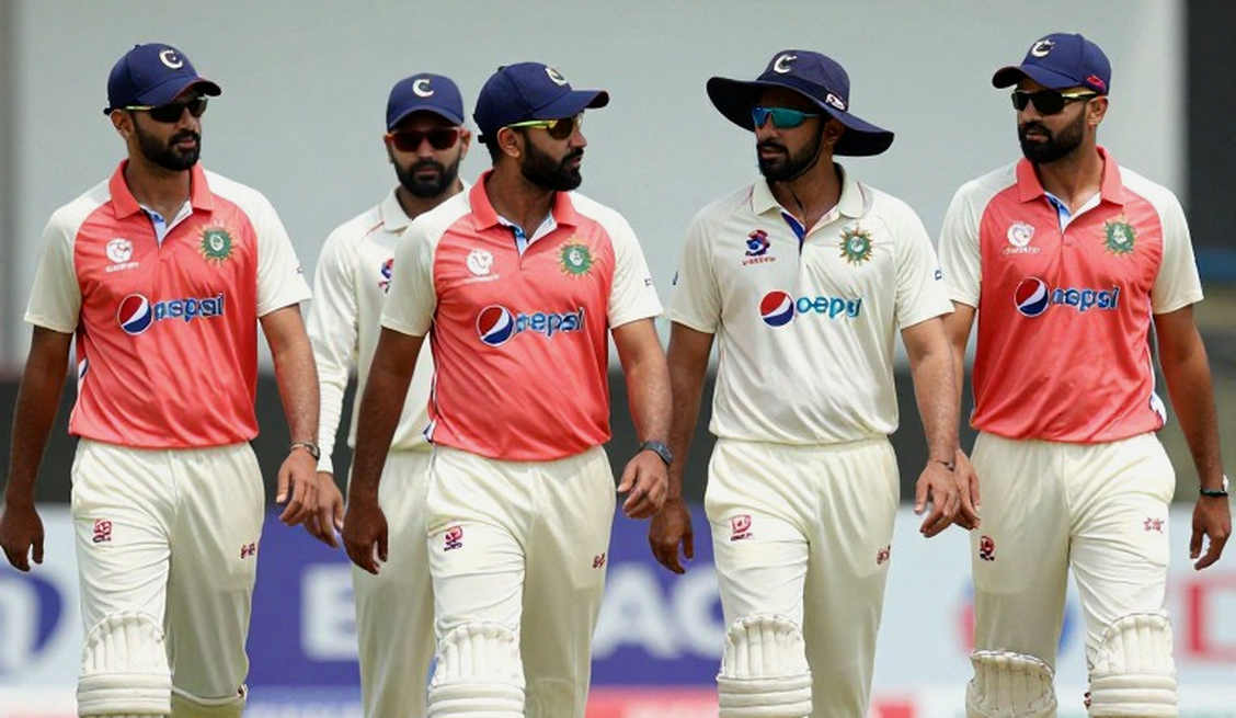 50 विकेट, 17.00 की औसत, उम्र 44 — और फिर भी कॉन्ट्रैक्ट नहीं: जेम्स एंडरसन के लंकाशायर अलविदा का असली स्कोरकार्ड